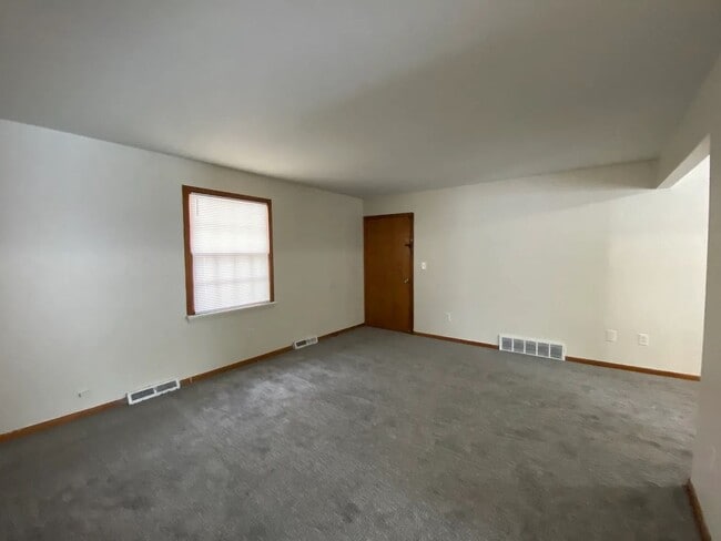 Building Photo - 2-Bedroom Remodeled Unit across from Lake Erie