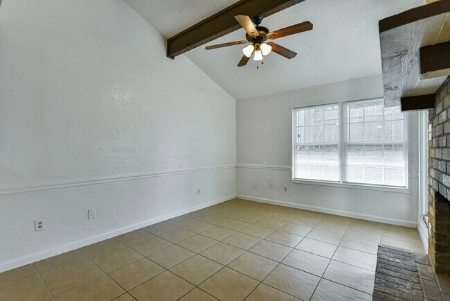 Building Photo - 1128 Royal Crest Dr