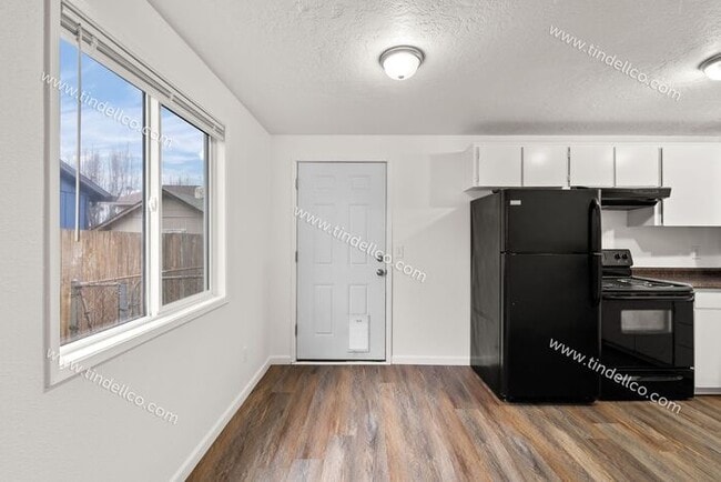 Building Photo - 3 Bedroom Home with New LVP, Fenced Yard & Attached Garage located on Cul-De-Sac!