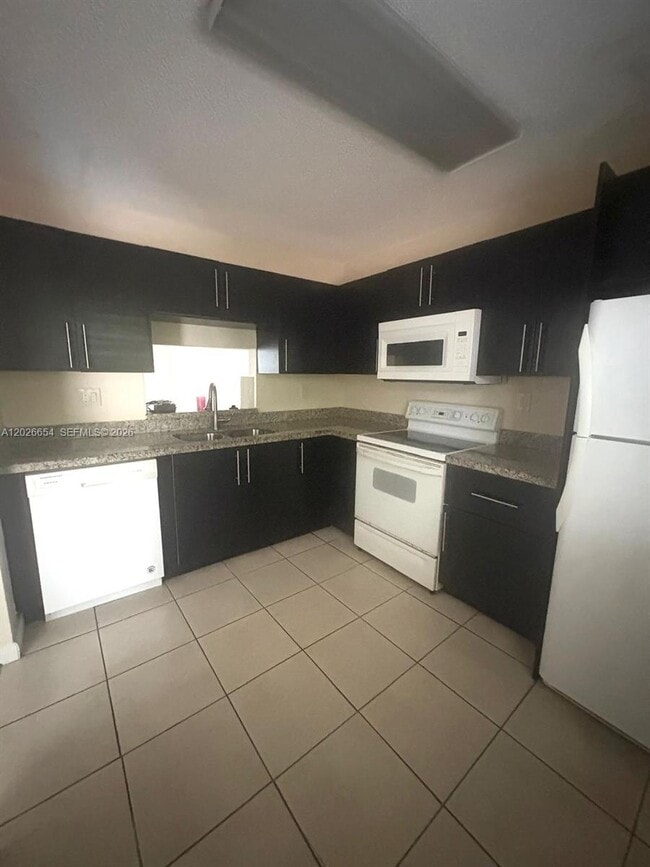 Building Photo - 4174 Inverrary Dr