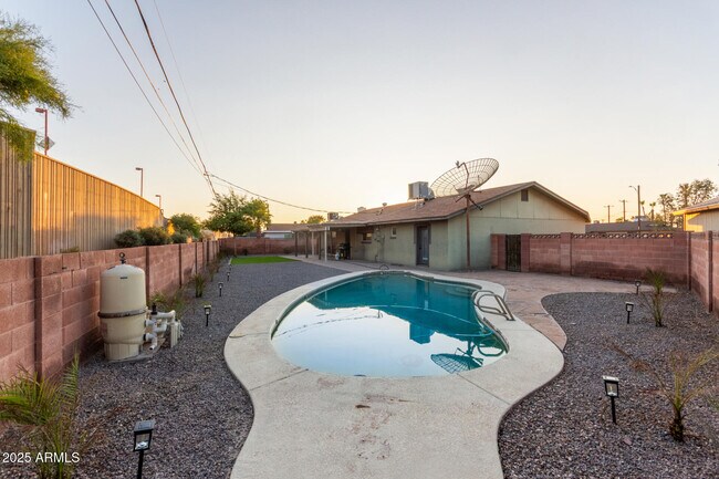 Building Photo - 319 E Riviera Dr