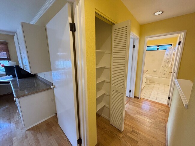 Building Photo - 2 Bedroom 1.5 Bathroom 2 Parkings at Nuuanu Streamside Spacious Ground Floor Unit Available Now!