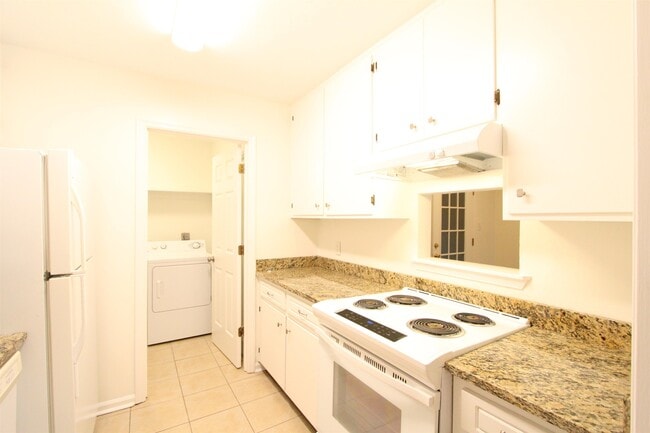 Building Photo - 617 N Magnolia Dr