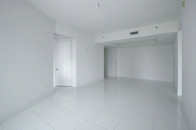 Building Photo - 15901 Collins Ave