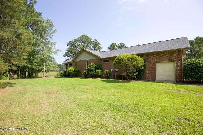 Building Photo - 1205 Greenbriar Dr