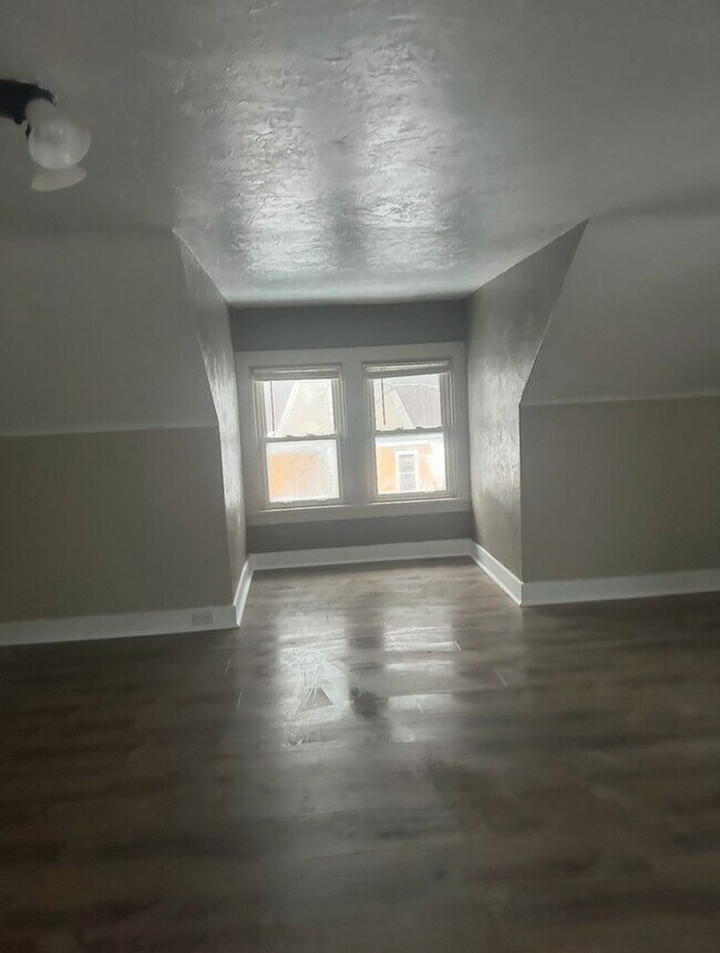 Building Photo - 1st month free w/ 2 or 3 year lease on lar...