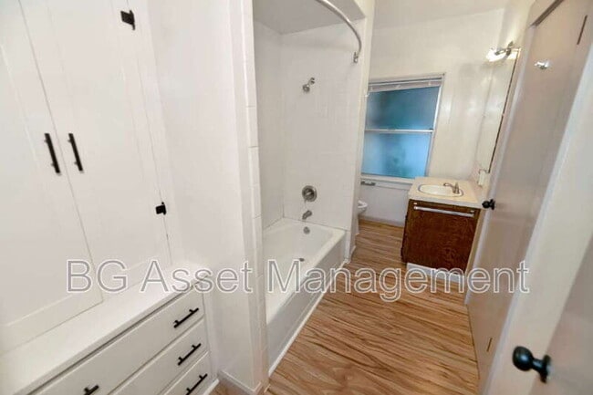 Building Photo - 3808 Lakeshore Ave