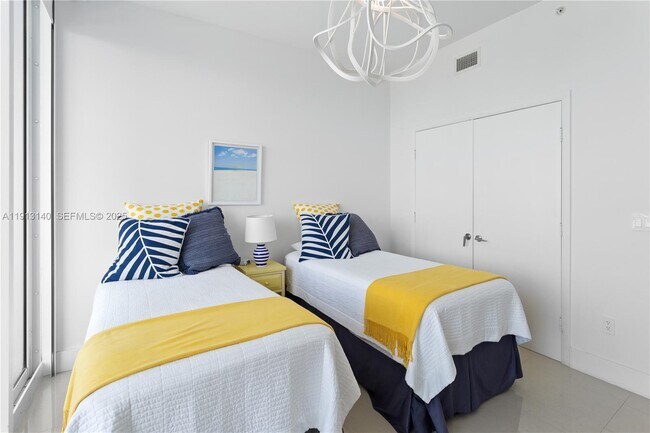 Building Photo - 2020 N Bayshore Dr