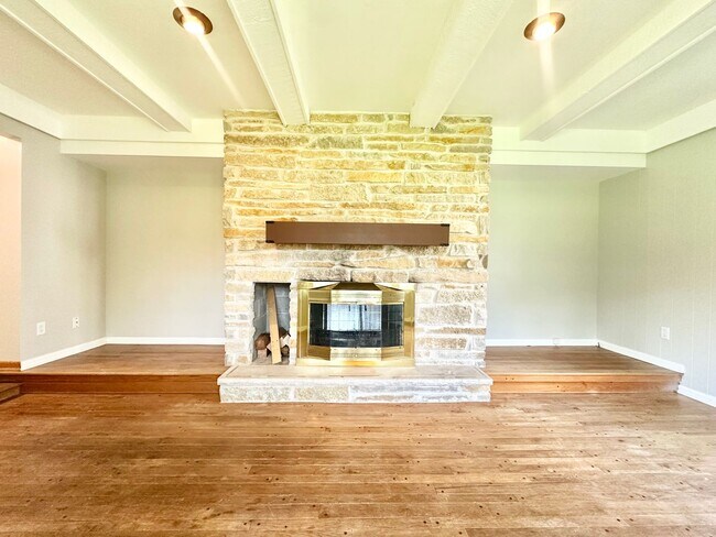 Building Photo - Desirable Mequon Home in Heart of Ville du...