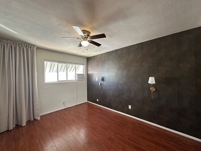 Building Photo - Beautiful 2B 1BA Condo w/ Reserved Parking...