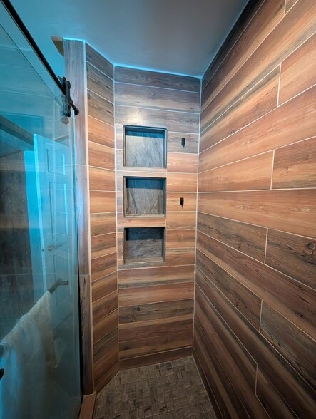 Building Photo - 8970 E Gull Lake Dr