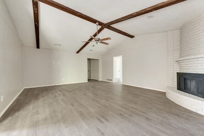 Building Photo - 408 Town N Dr