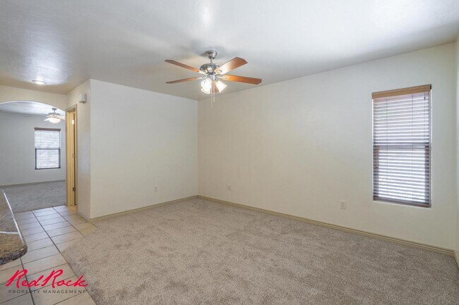 Building Photo - 3 Bedroom Townhome In Fossil Hills!