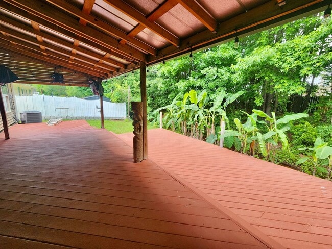 Building Photo - Spacious 3 bedroom with an outside oasis -...