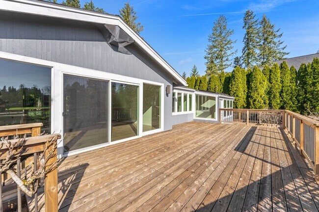 Building Photo - 4-Bedroom Luxury Home for Rent by Portland...