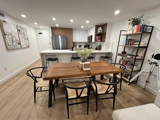 Building Photo - 5838 Collins Ave