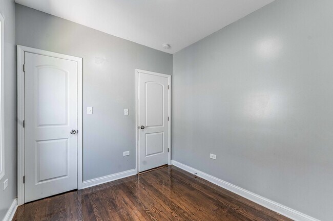Building Photo - 7008 S Oakley Ave