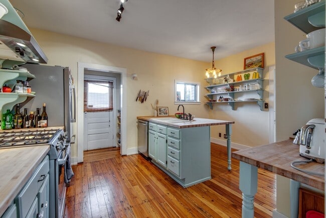Building Photo - 1504 Fatherland St