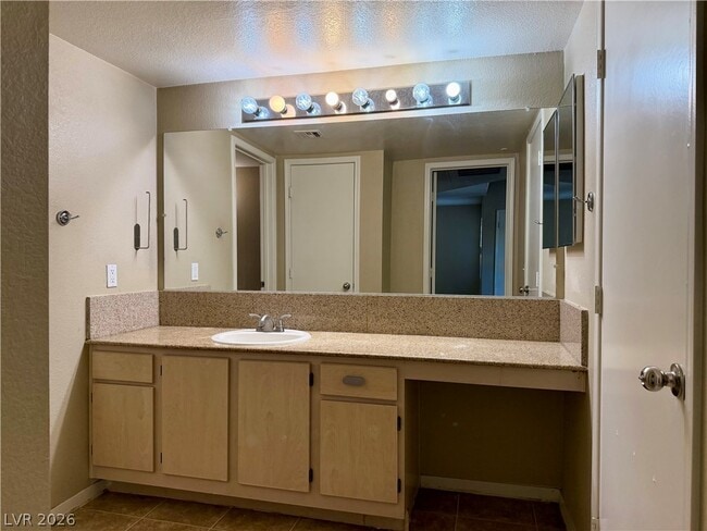 Building Photo - 555 E Silverado Ranch Blvd