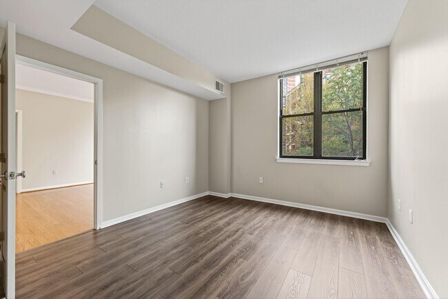 Building Photo - 2220 Fairfax Dr