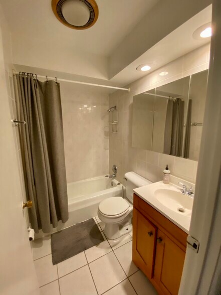 Bathroom - 515 W Wrightwood Ave