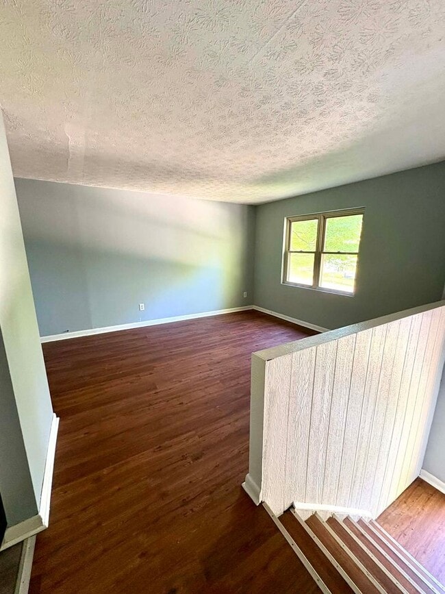 Building Photo - Cozy & Convenient Living!