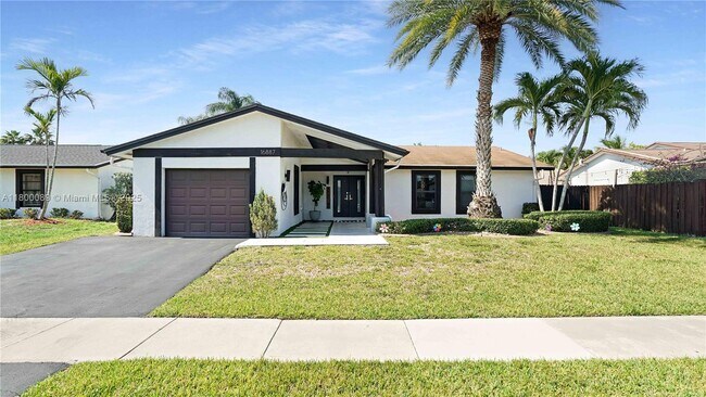 Primary Photo - 16887 Royal Poinciana Dr