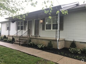 Building Photo - One Level 2 Bedroom Duplex in Murfreesboro!