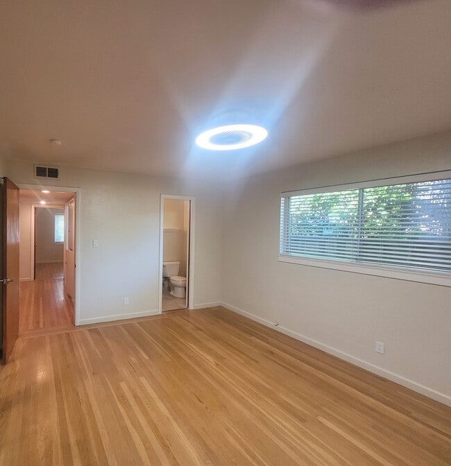 Building Photo - 3 bedroom home close to Land Park