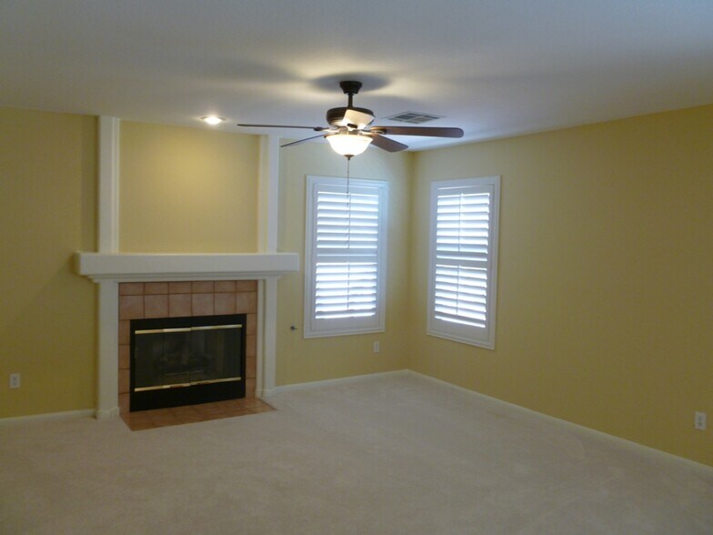 Building Photo - 208 Chaco Canyon Dr
