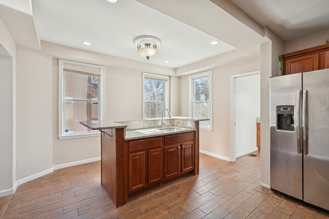 Building Photo - Ravenwood