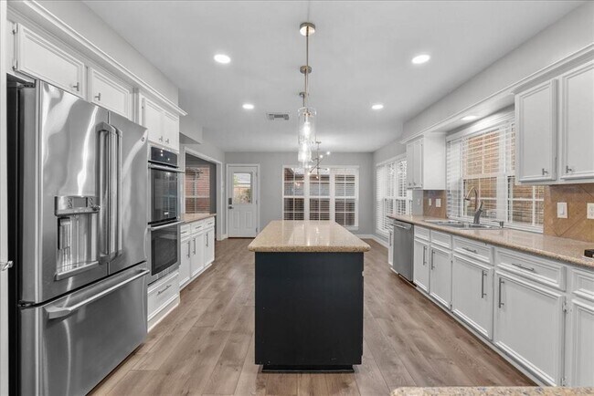 Building Photo - 2105 Murfield Dr