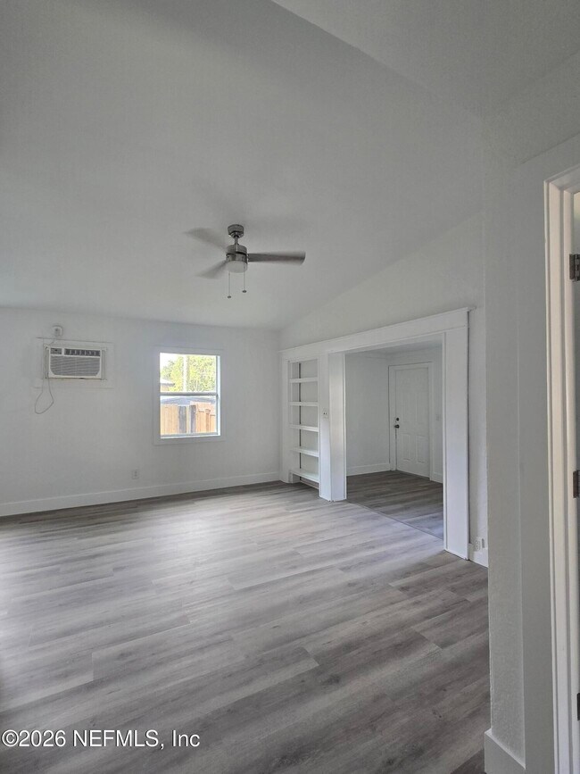 Building Photo - 3827 Eve Dr W