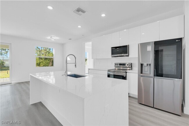 Building Photo - 1034 Chiquita Blvd N