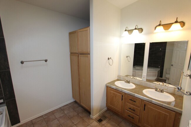 Building Photo - * LEASE PENDING Move-in ready Home in Railroad Springs