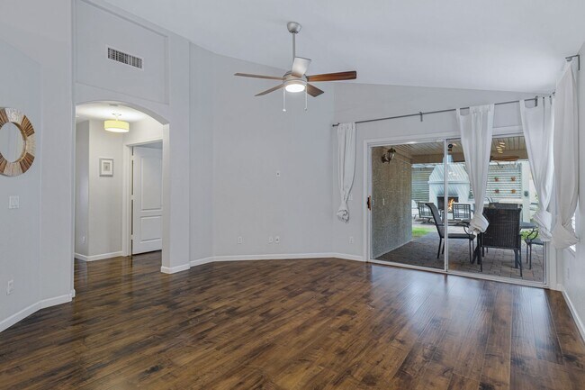 Building Photo - 4 Bedroom/2 Bathroom Remodeled home with S...