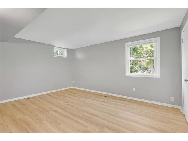 Building Photo - 6040 Hemlock Ln N