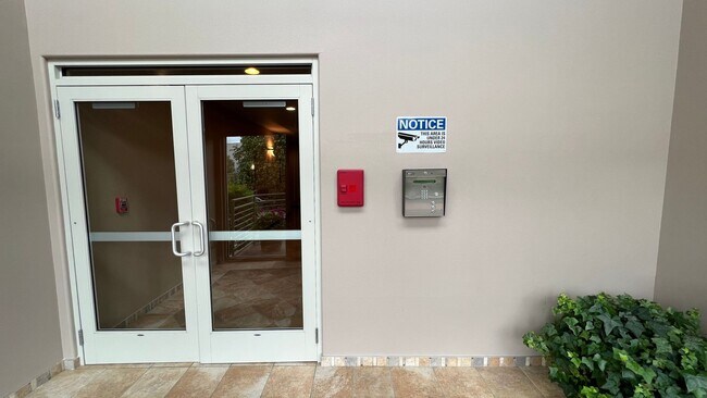 Building Photo - High End (2) Bedroom, (2.5) Bathroom Condo...