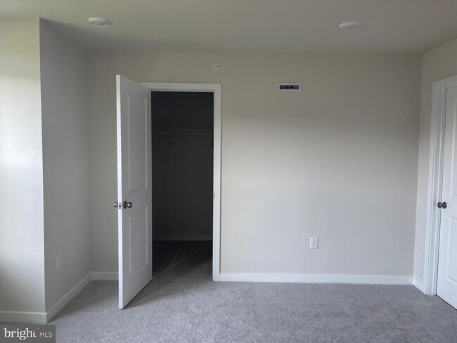 Building Photo - 231 Talucci Dr