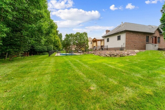 Building Photo - 652 Saddlebrook Dr