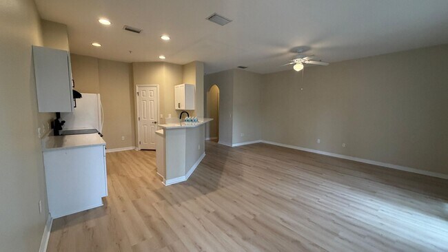 Building Photo - Beautiful 2 bed & 2.5 bath townhome