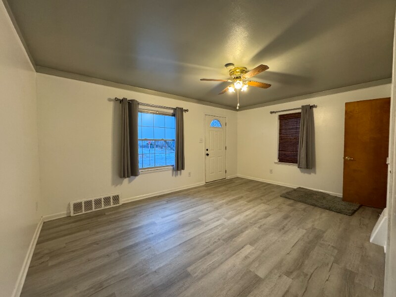 Building Photo - 1403 E Maxlow Ave