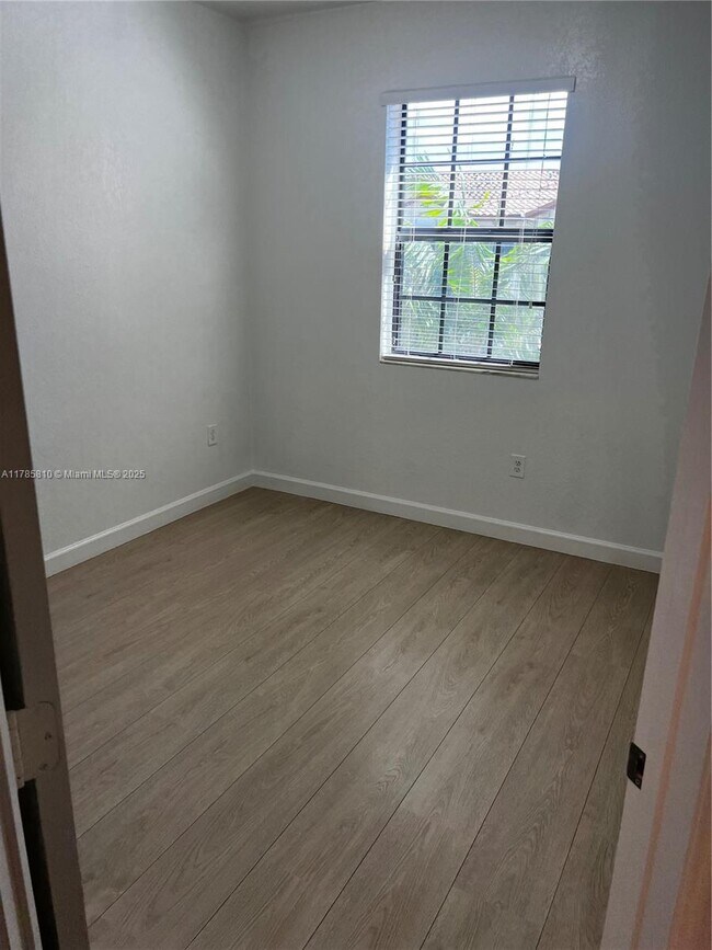 Building Photo - 152 SE 37th Ter