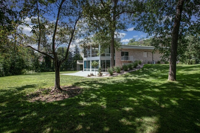 Building Photo - Luxury Riverfront Home