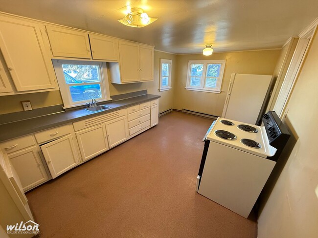 Cozy 2-Bedroom Unit Near Milroy Park & Gar... - 504 N 16th Ave Yakima ...