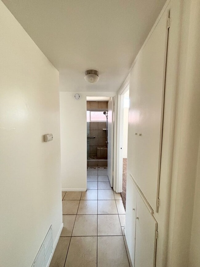 Building Photo - Lovely 3 Bedroom Home in Established Neigh...