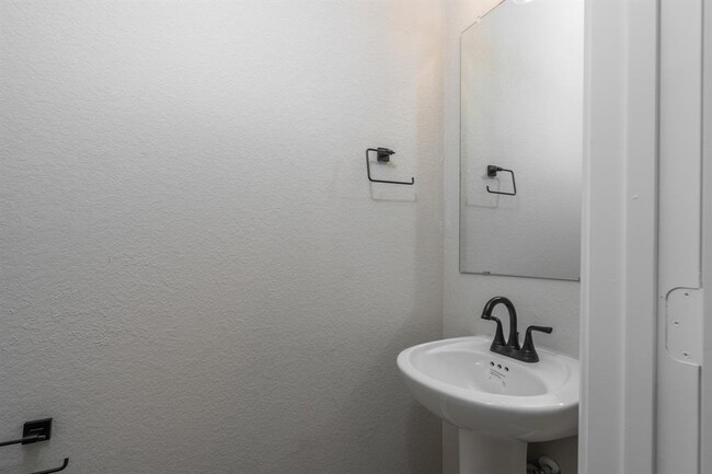 Building Photo - 529 Longleaf Pine Dr
