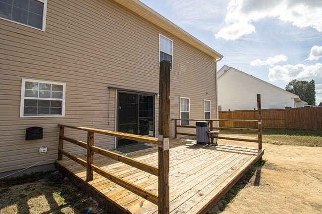 Building Photo - Beautiful 3BR/2.5BA Home with Fenced Yard, Granite Kitchen & Neighborhood Pool