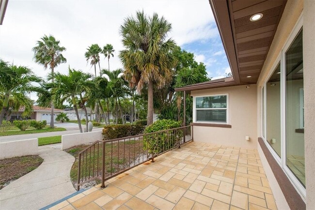 Building Photo - 907 Narcissus Ave