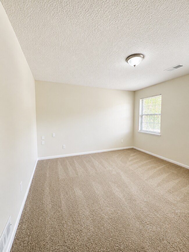 Building Photo - Spacious 3BR Duplex with Two Living Areas